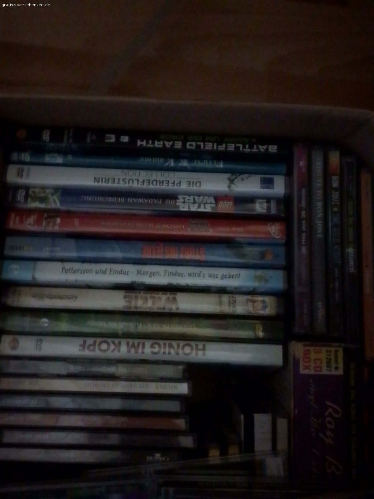 1 Kiste voller CDs und DVDs. keine Beschädigungen und auch keine Kratzer es funktionieren noch einmanfrei