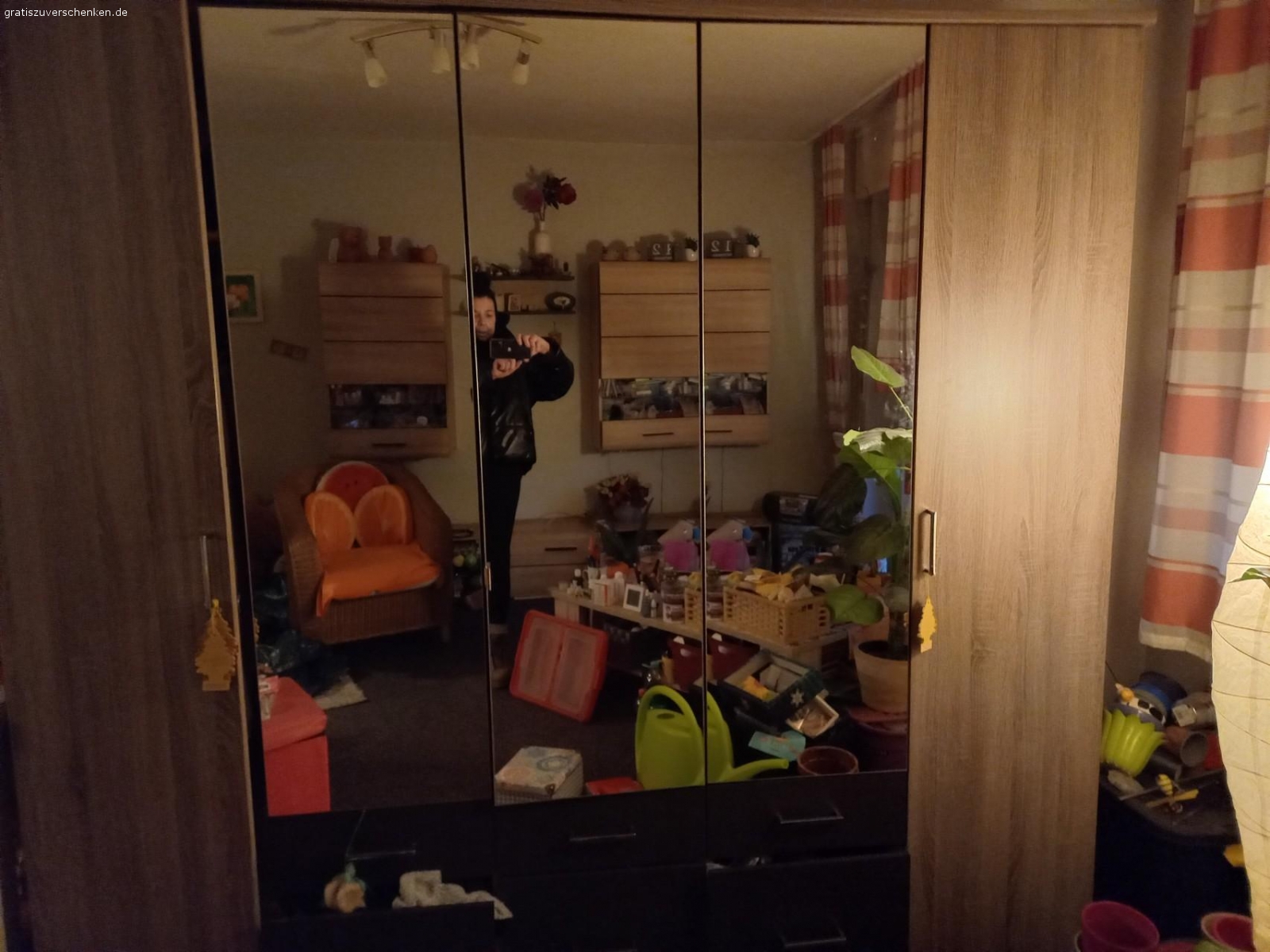 2 Elktroherde 1 mit Platteb 1. Mit Ceranfeld. Wohnzimmerschrank