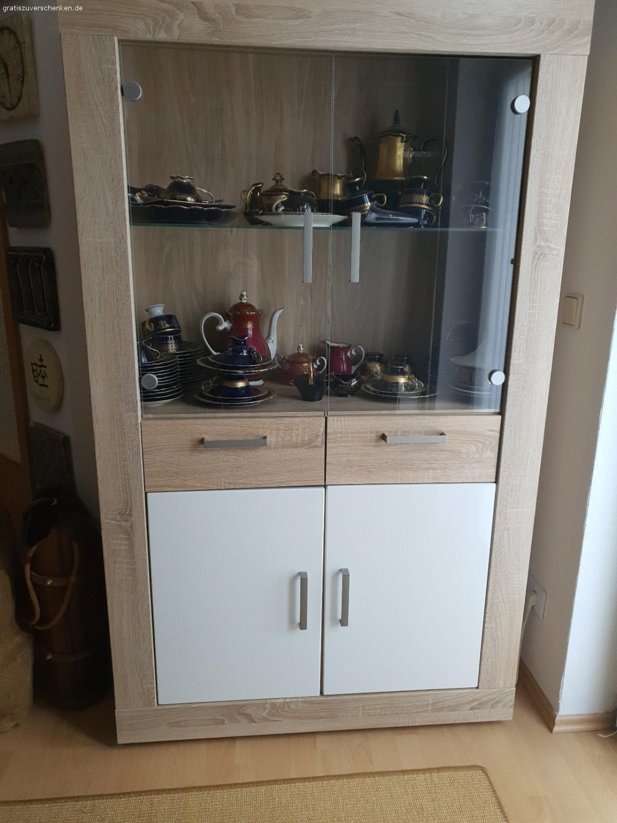 2 vitrinen und sidebord. Siehe Foto, nur Selbstabholer und wenn abgebaut werden muß, auch selber abbauen. sidebord ist sehr schwer