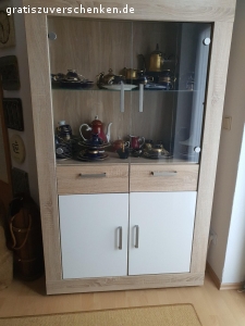 2 vitrinen und sidebord. Siehe Foto, nur Selbstabholer und wenn abgebaut werden muß, auch selber abbauen. sidebord ist sehr schwer