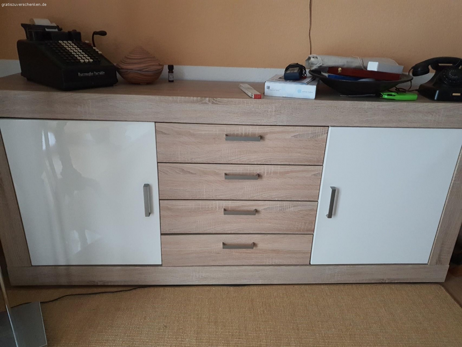 2 vitrinen und sidebord. Siehe Foto, nur Selbstabholer und wenn abgebaut werden muß, auch selber abbauen. sidebord ist sehr schwer