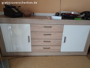 2 vitrinen und sidebord. Siehe Foto, nur Selbstabholer und wenn abgebaut werden muß, auch selber abbauen. sidebord ist sehr schwer