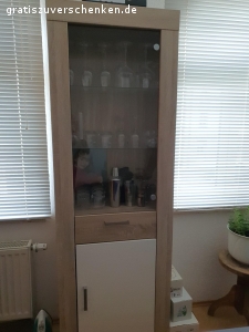 2 vitrinen und sidebord. Siehe Foto, nur Selbstabholer und wenn abgebaut werden muß, auch selber abbauen. sidebord ist sehr schwer