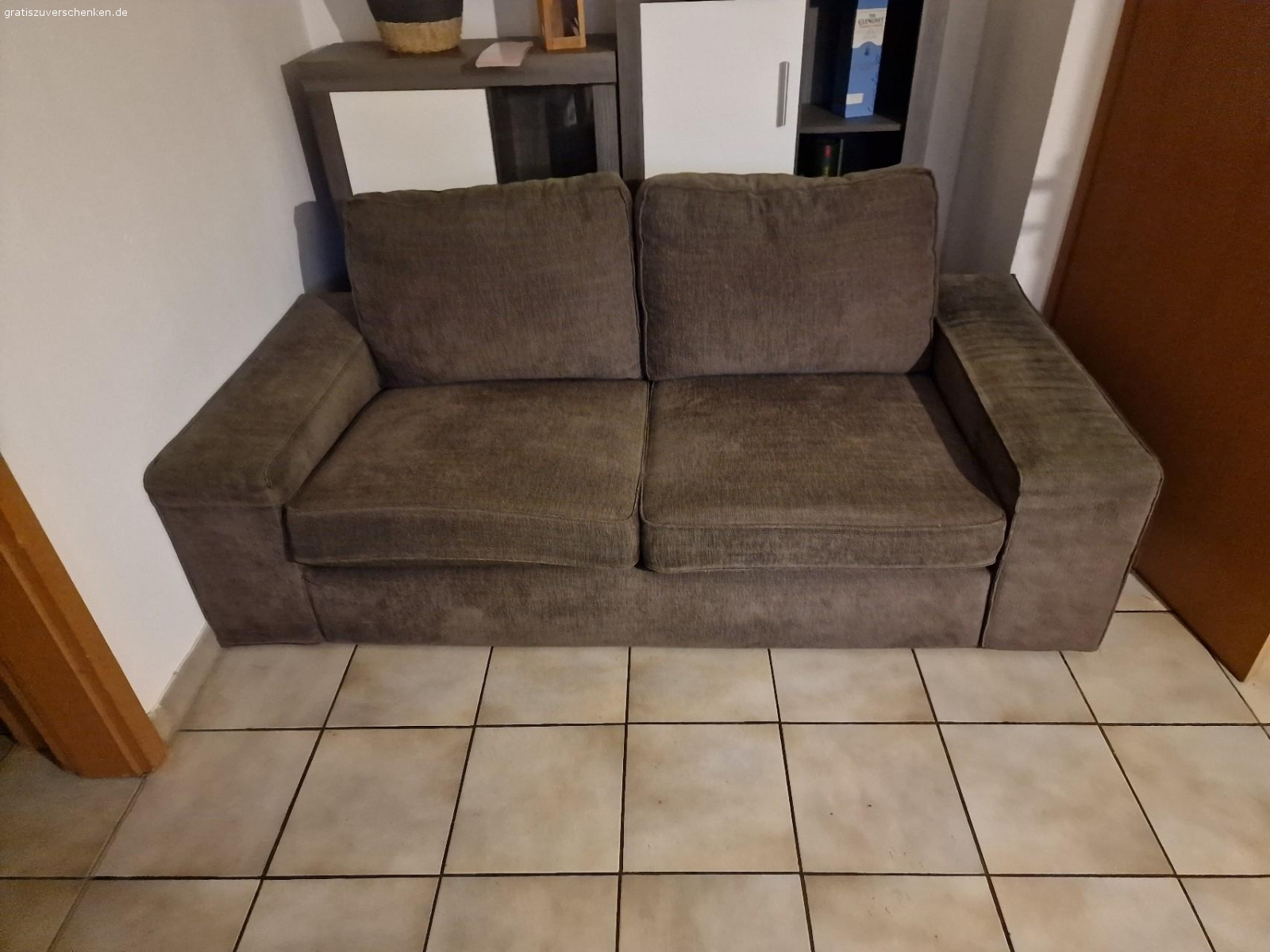 2er Sofa/ couch Anthrazit. 2er Couch gut erhalten , wenige Gebrauchsspuren an selbstabholer.  B: 90cm, L: 185cm, H: 65cm