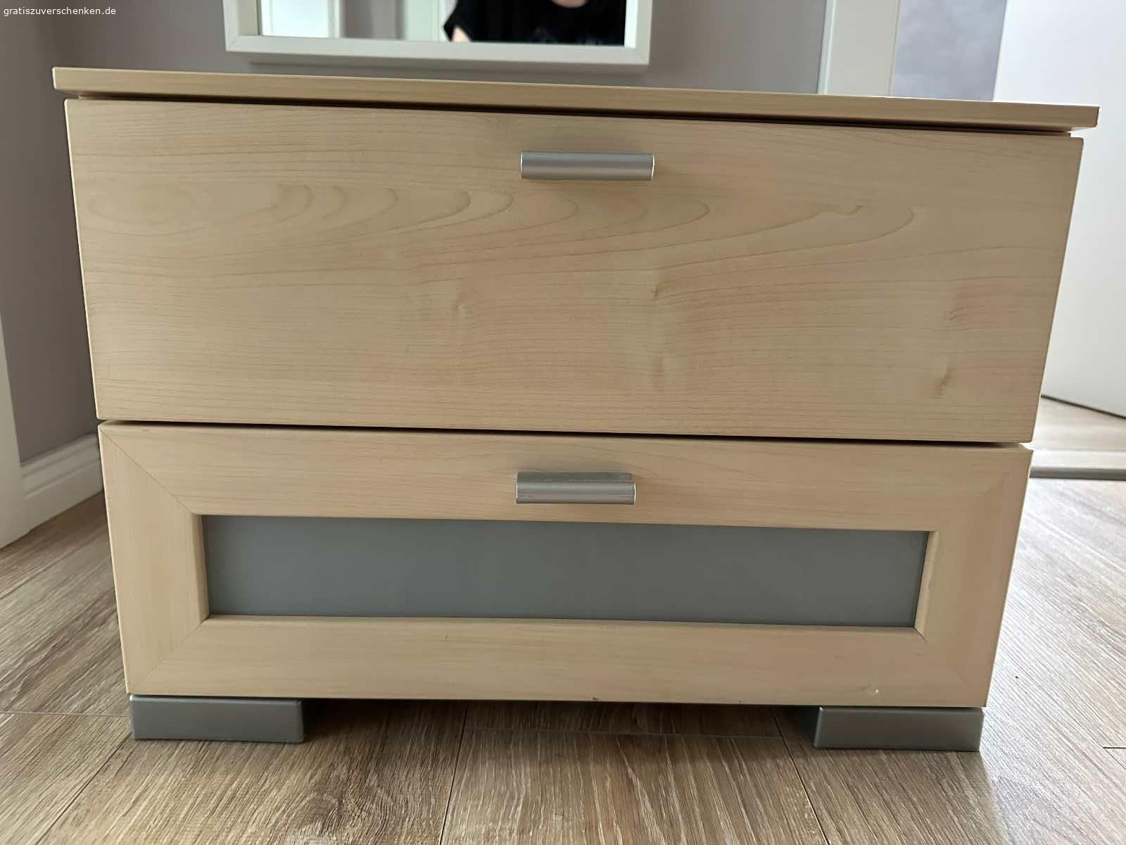 2x Nachttische. Verschenke 2 Nachtische mit je zwei Schubladen.

Maße: H 36/T 42/B 50  

Nur 2 kaum wahrnehmbare Kratzer. Ansonsten wie neu.
Genaue Adresse nach Kontakt.
