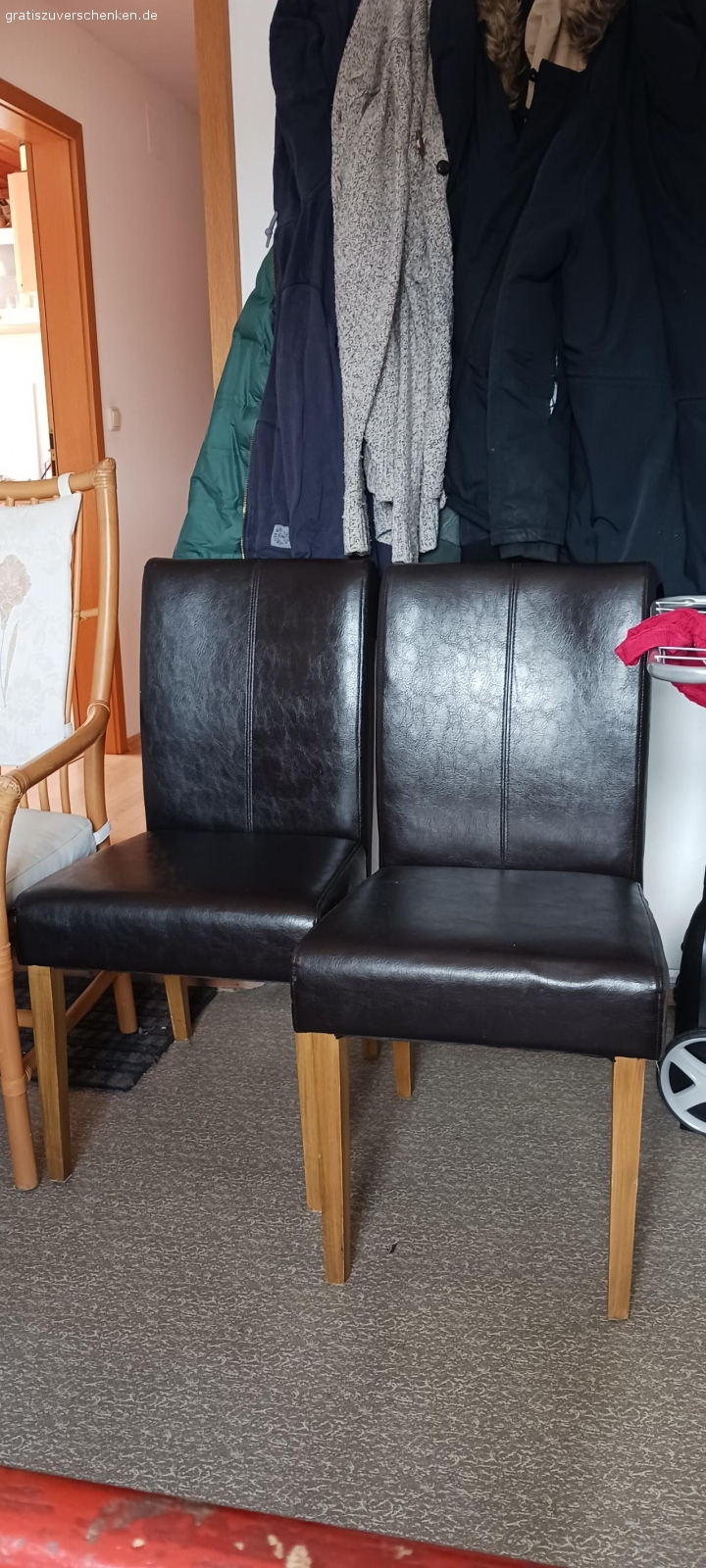 3 Stühle zu Verschenken. 3 Stühle