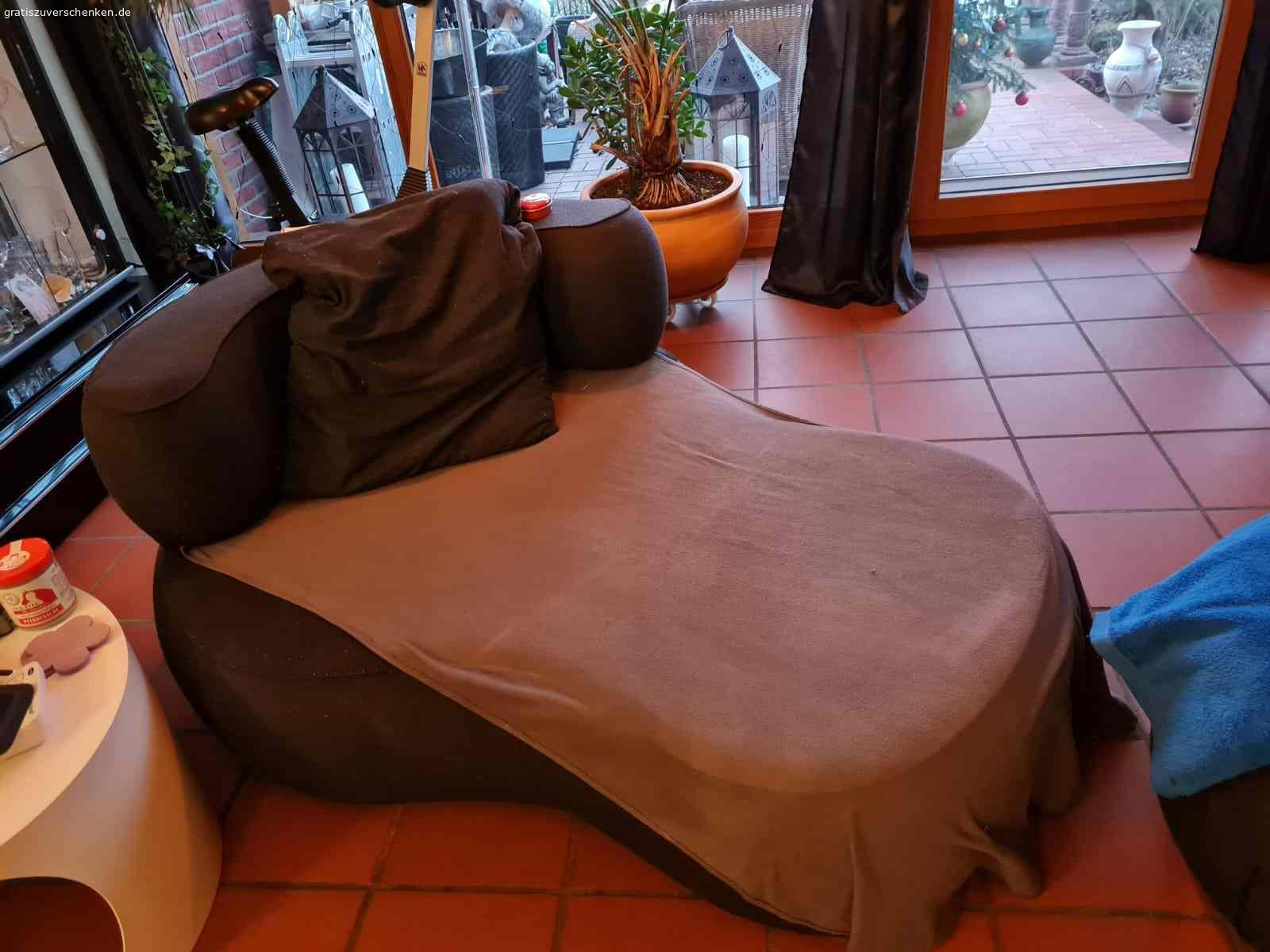 2 x Couch und 1 x Ottomane zu verschenken. 2 x Couch (wie Bild 1) und eine Ottomane (Bild 2), zusammen also 3 Möbelstücke, zu verschenken. Zustand: Sehr gut.
Ehemals von Who's Perfect. 
Abholung in 72666 Neckartailfingen