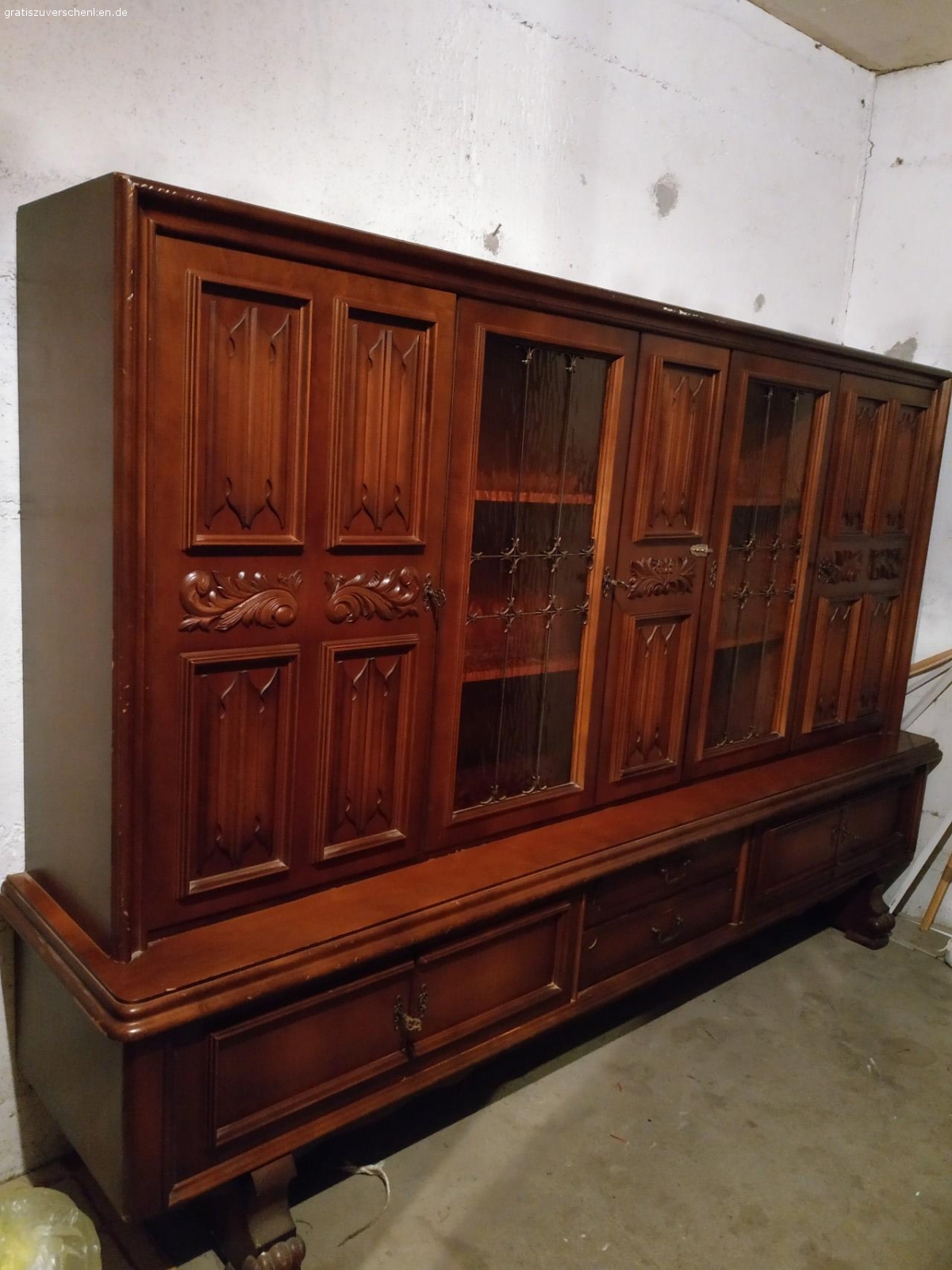 !ABSOFORT KOSTENLOS ZUM ABHOLEN!. Eine große Kommode, ebenfalls aus Eichenholz im sehr gutem Zustand mit wenigen Gebrauchsspuren. Voll funktionsfähig!

Beides KOSTENLOS zum abholen, je früher desto besser. Die erste Zusage bekommt es, schnell melden sonst vergriffen!