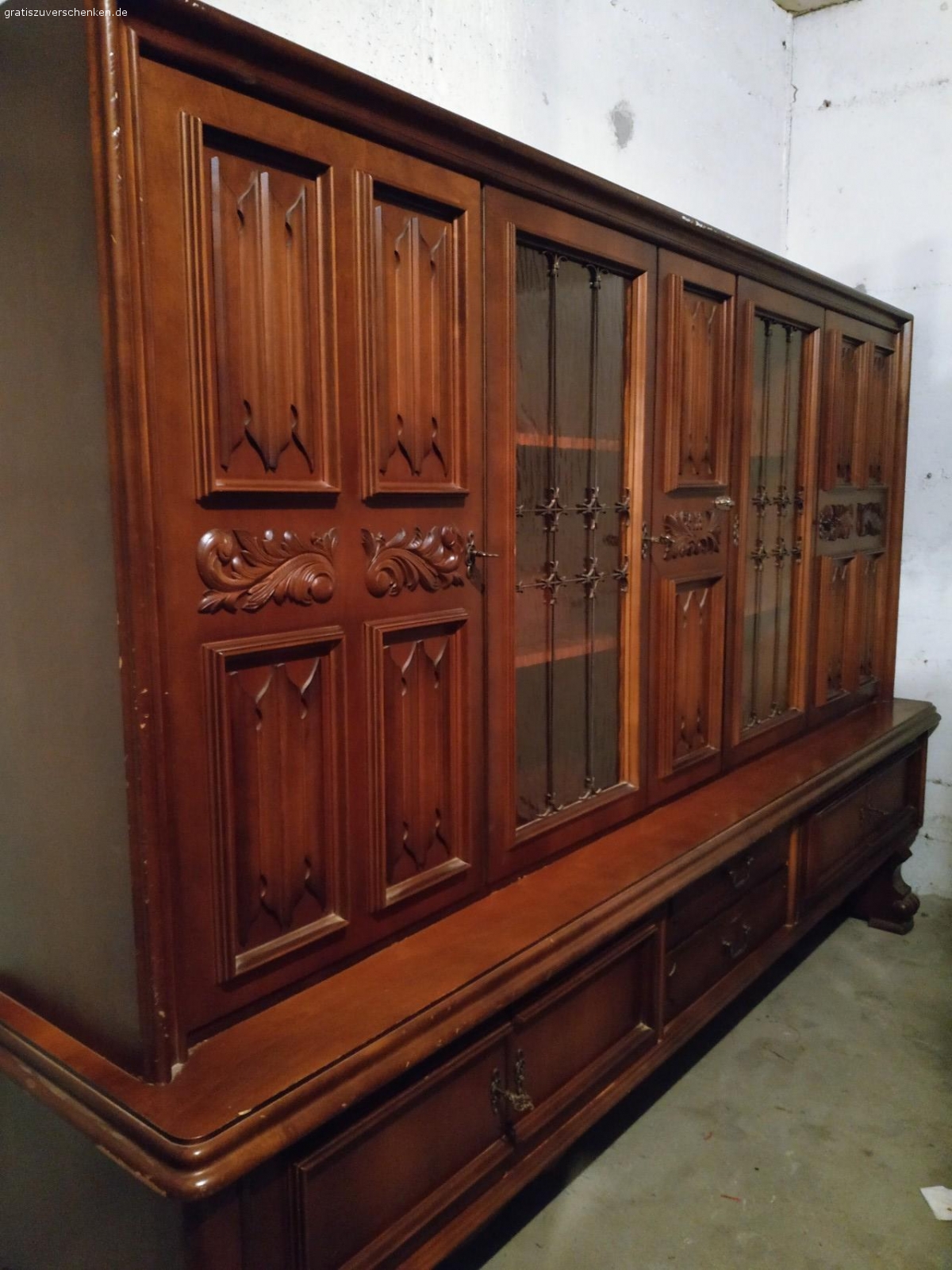 !ABSOFORT KOSTENLOS ZUM ABHOLEN!. Eine große Kommode, ebenfalls aus Eichenholz im sehr gutem Zustand mit wenigen Gebrauchsspuren. Voll funktionsfähig!

Beides KOSTENLOS zum abholen, je früher desto besser. Die erste Zusage bekommt es, schnell melden sonst vergriffen!