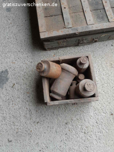 Alte Dezimalwaage zu verschenken. Verschenke gegen Abholung alte Dezimalwaage mit Gewichten.