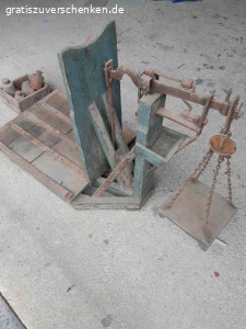 Alte Dezimalwaage zu verschenken. Verschenke gegen Abholung alte Dezimalwaage mit Gewichten.