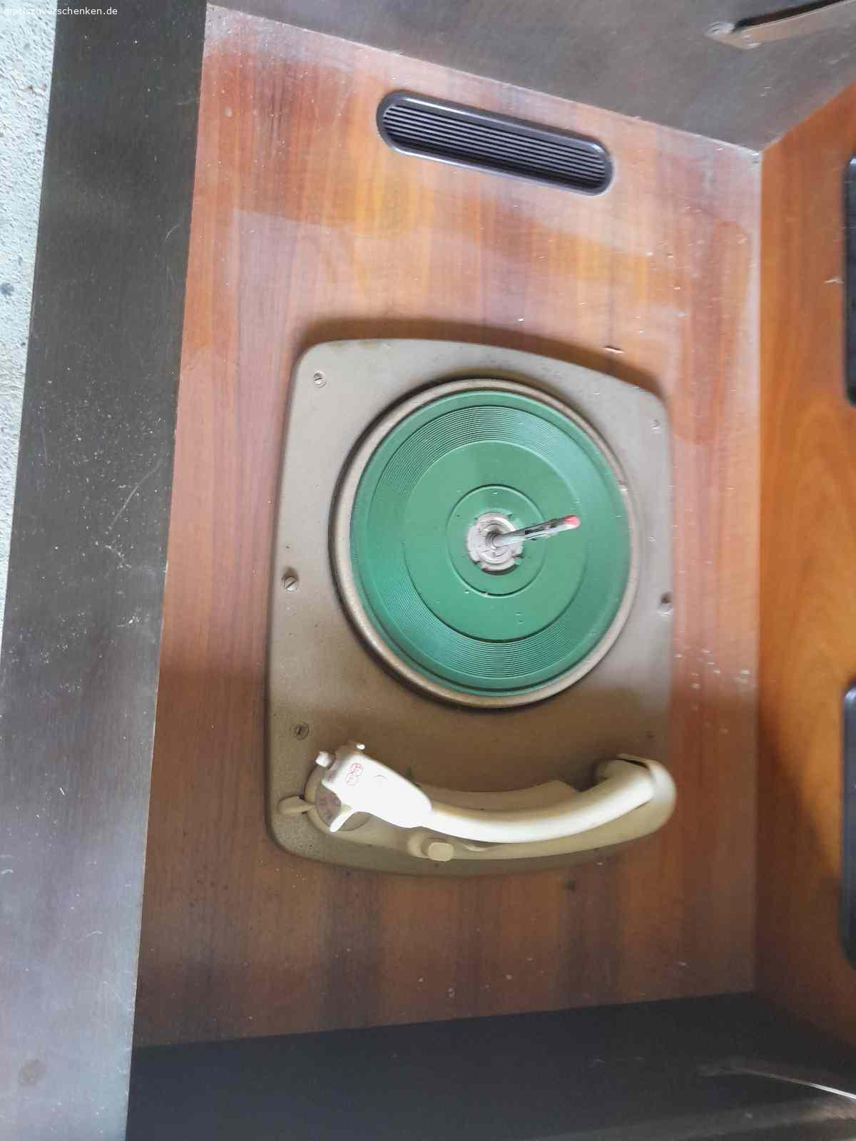 Alte Kombitruhe zu verschenken. Alte Kombitruhe ohne Fernseher gegen Abholung zu verschenken, funktion wurde nicht geprüft.