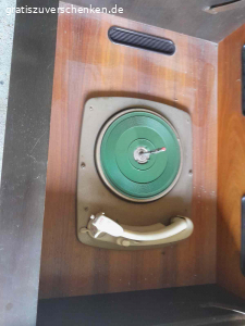 Alte Kombitruhe zu verschenken. Alte Kombitruhe ohne Fernseher gegen Abholung zu verschenken, funktion wurde nicht geprüft.