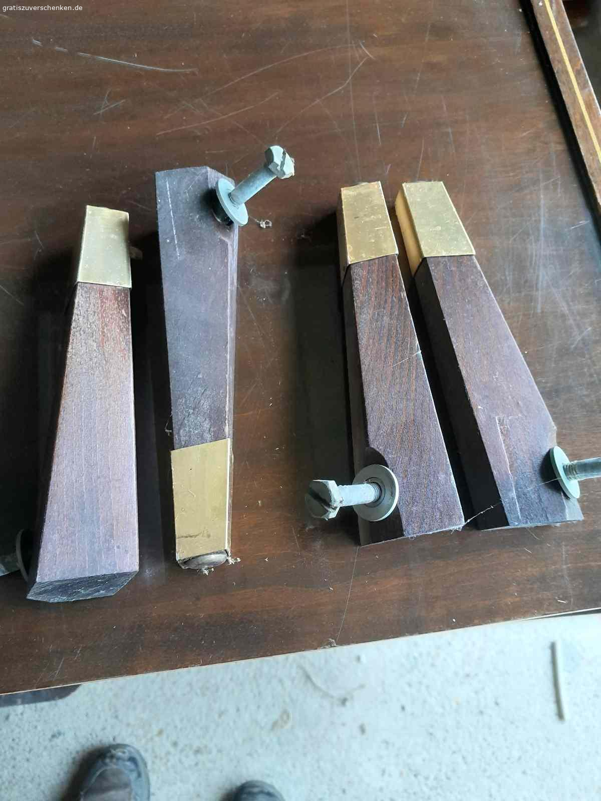 Alte Kombitruhe zu verschenken. Alte Kombitruhe ohne Fernseher gegen Abholung zu verschenken, funktion wurde nicht geprüft.