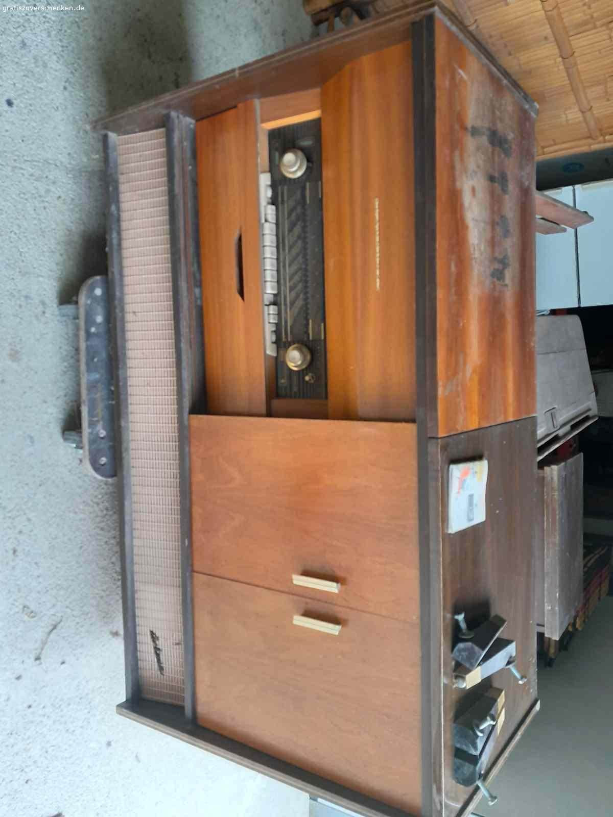 Alte Kombitruhe zu verschenken. Alte Kombitruhe ohne Fernseher gegen Abholung zu verschenken, funktion wurde nicht geprüft.