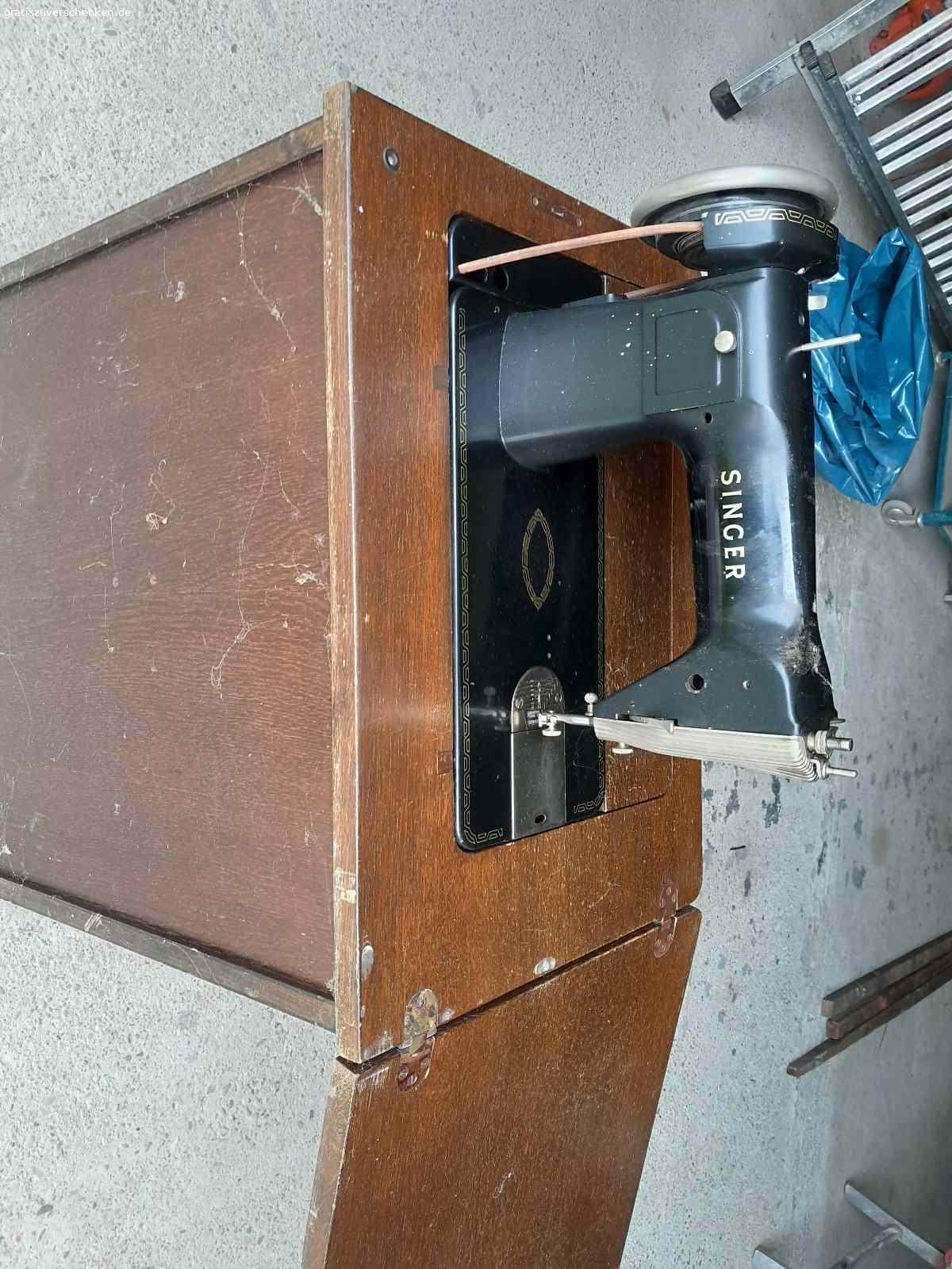 Alte Nähmaschine zu verschenken. Alte Singer Nähmaschine für Dekozwecke gegen Abholung zu verschenken