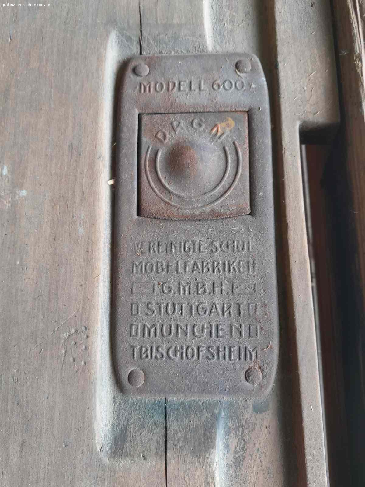 Alte Schulbank. Alte Schulbank für Dekozwecke zu verschenken