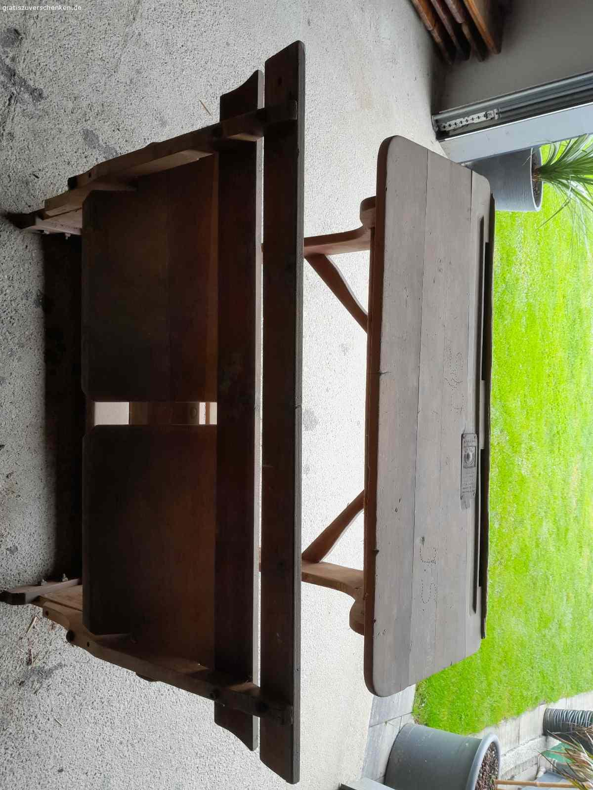 Alte Schulbank. Alte Schulbank für Dekozwecke zu verschenken