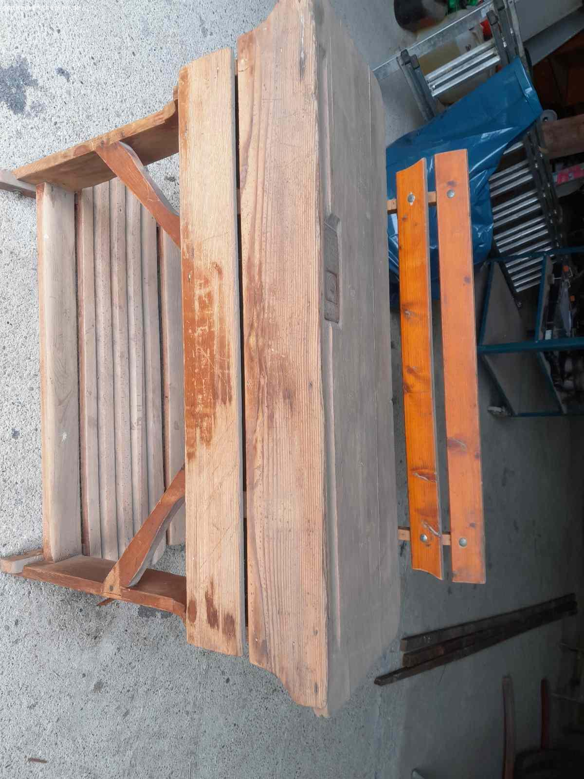 Alte Schulbank. Alte Schulbank für Dekozwecke zu verschenken