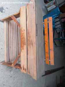 Alte Schulbank. Alte Schulbank für Dekozwecke zu verschenken