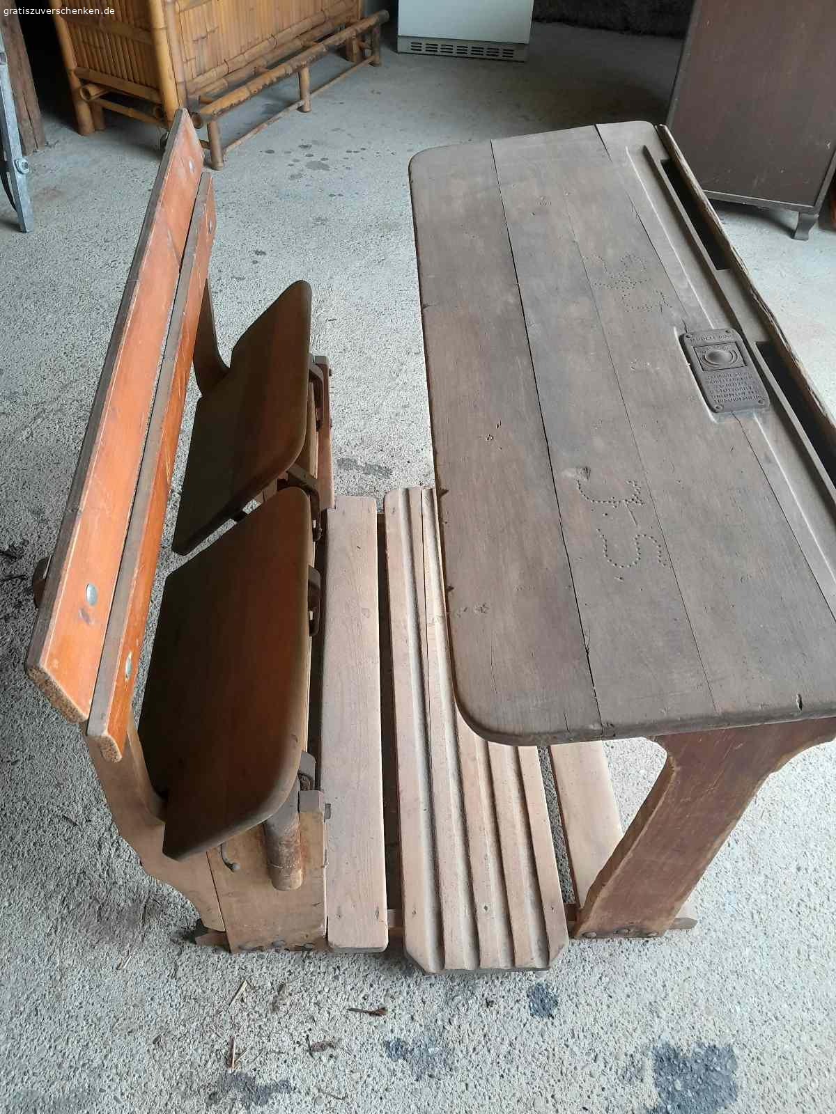 Alte Schulbank. Alte Schulbank für Dekozwecke zu verschenken