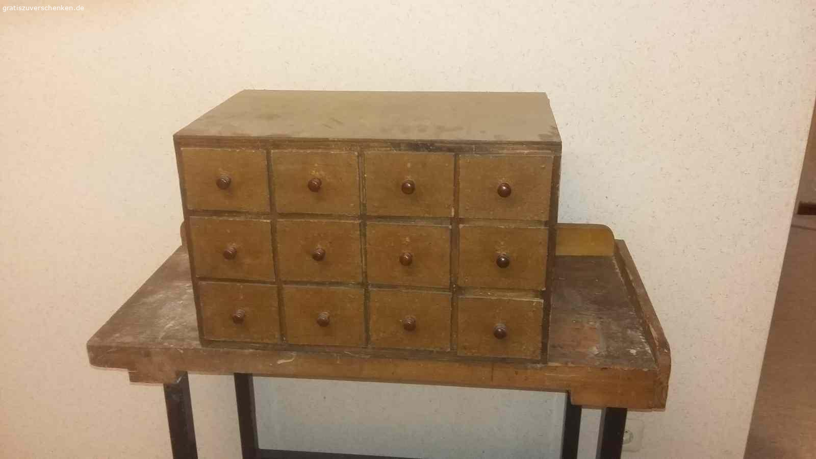 Antiker Schubfächer Schrank. zu verschenken ist ein antiker Schrank Holz mit Schubfächern aus. Die Größemaße können leider im Moment nicht angegeben werden. Es ist ein schönes Möbel aus Omas Zeiten. Wer Interesse hat, darf sich gerne Melden, damit ein Termin ausgemacht werden kann.