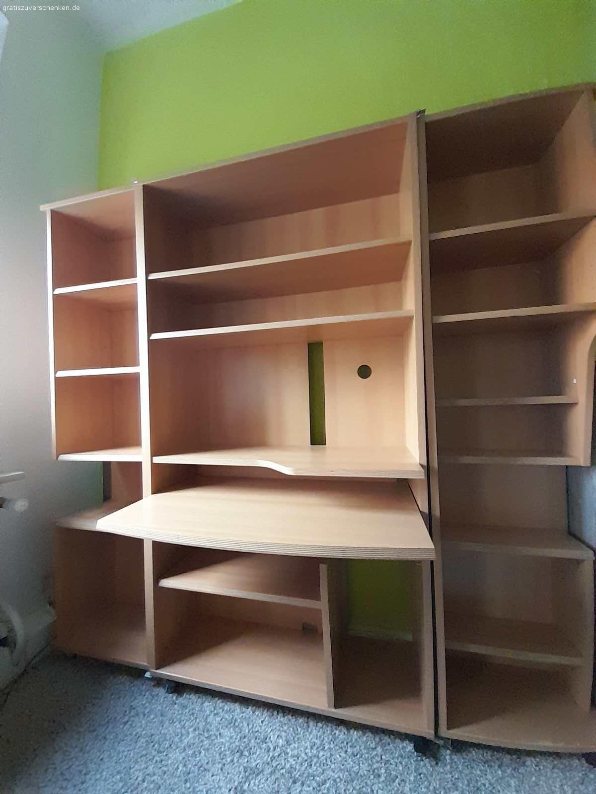 Arbeitstisch mit Flügeltüren. Für Selbstabholer zu verschenken. Abholung in Gelsenkirchen Feldmark, Nähe Altstadt.
H 195 cm, L 100–200 cm, T 75 cm.