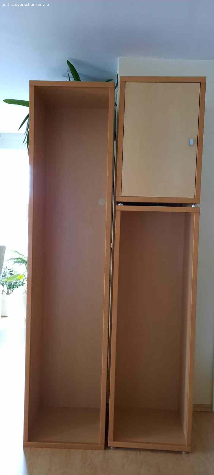 Arbeitszimmer/Büromöbel Baukastenprinzip Buche/Ahorn. Wir verschenken die hier abgebildeten Möbel der Marke Brinkmann, Baukasten-System „Box“ in Buche/Ahorn, sehr stabile Ausführung, guter Zustand, kaum Gebrauchsspuren.

Alle Teile sind einzeln und können untereinander beliebig kombiniert werden. Die Breite beträgt immer 48 cm und die Tiefe 44 cm , die Höhen sind wie unten angegeben unterschiedlich. Die Füße erhöhen die Gesamthöhe um 1,8 bis 2,8 cm.

Höhe 71 cm
5 Stück (3 x mit geschlossener Tür, 1 x Vitrinenschrank mit durchsichtigem Glas und Glasböden, 1 Schrank mit 5 Schubladen)

Höhe 106 cm
5 Stück (Vitrine mit Milchglas, 2 x mit geschlossener Tür, 2 offene mit Regalböden)

Höhe 141 cm
1 x offen mit Regalböden

Höhe 211 cm
1 x offen mit Regalböden, hatten wir zur Phonobank umfunktioniert, darum befindet sich in der Rückwand ein Loch als Kabeldurchlass (siehe linker Schrank auf dem letzten Foto)

Nur an Selbstabholer abzugeben, Abholungsort 21037 Hamburg-Fünfhausen (Bezirk Bergedorf). Man kann die Schränke komplett auseinanderbauen, würden wir aber nicht empfehlen. Weitere Fotos gern auf Anfrage. Wir haben leider nur wenige Fotos vor dem Ausräumen gemacht. Bei Fragen gerne melden.