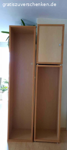 Arbeitszimmer/Büromöbel Baukastenprinzip Buche/Ahorn. Wir verschenken die hier abgebildeten Möbel der Marke Brinkmann, Baukasten-System „Box“ in Buche/Ahorn, sehr stabile Ausführung, guter Zustand, kaum Gebrauchsspuren.

Alle Teile sind einzeln und können untereinander beliebig kombiniert werden. Die Breite beträgt immer 48 cm und die Tiefe 44 cm , die Höhen sind wie unten angegeben unterschiedlich. Die Füße erhöhen die Gesamthöhe um 1,8 bis 2,8 cm.

Höhe 71 cm
5 Stück (3 x mit geschlossener Tür, 1 x Vitrinenschrank mit durchsichtigem Glas und Glasböden, 1 Schrank mit 5 Schubladen)

Höhe 106 cm
5 Stück (Vitrine mit Milchglas, 2 x mit geschlossener Tür, 2 offene mit Regalböden)

Höhe 141 cm
1 x offen mit Regalböden

Höhe 211 cm
1 x offen mit Regalböden, hatten wir zur Phonobank umfunktioniert, darum befindet sich in der Rückwand ein Loch als Kabeldurchlass (siehe linker Schrank auf dem letzten Foto)

Nur an Selbstabholer abzugeben, Abholungsort 21037 Hamburg-Fünfhausen (Bezirk Bergedorf). Man kann die Schränke komplett auseinanderbauen, würden wir aber nicht empfehlen. Weitere Fotos gern auf Anfrage. Wir haben leider nur wenige Fotos vor dem Ausräumen gemacht. Bei Fragen gerne melden.