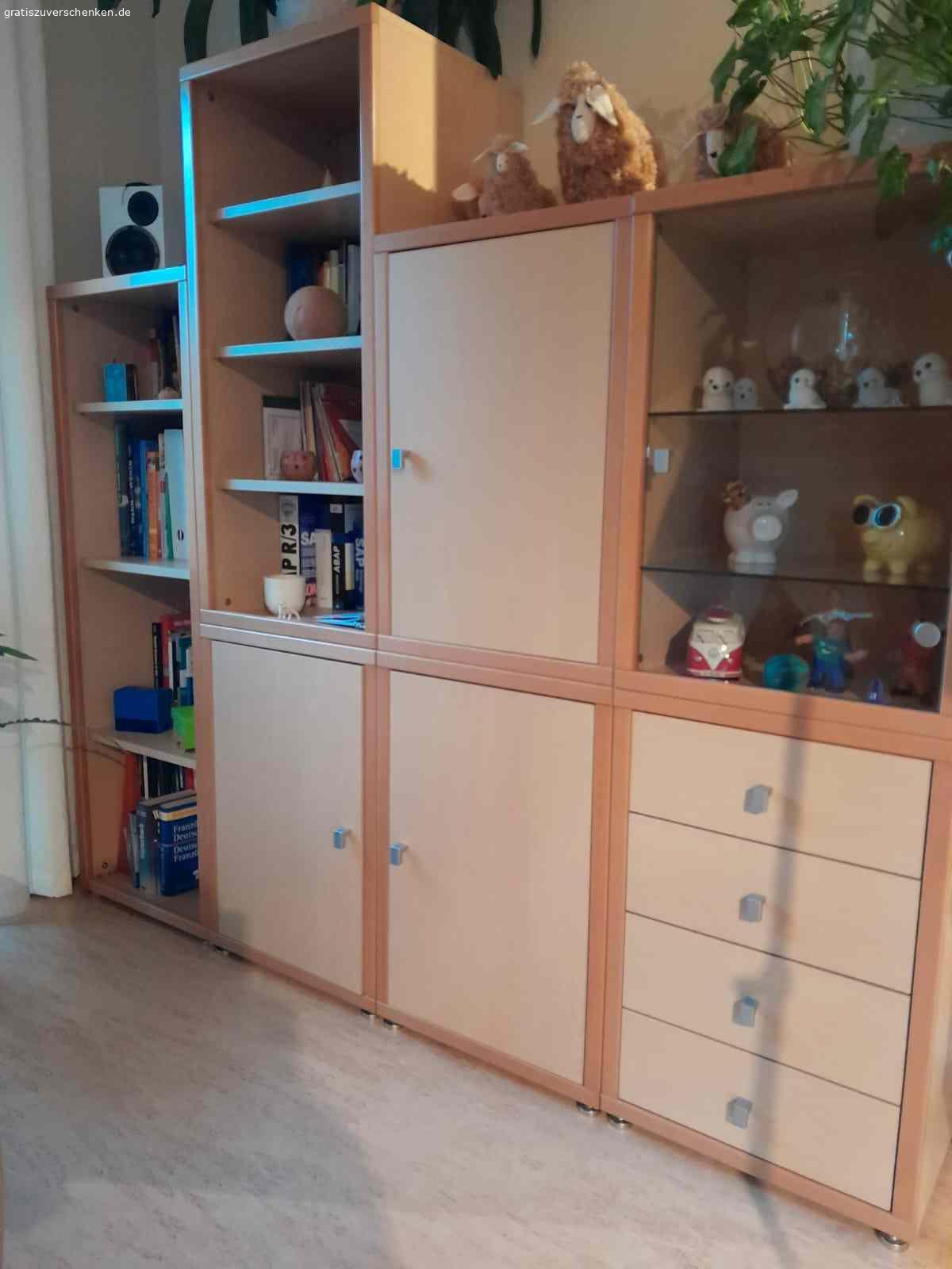 Arbeitszimmer/Büromöbel Baukastenprinzip Buche/Ahorn. Wir verschenken die hier abgebildeten Möbel der Marke Brinkmann, Baukasten-System „Box“ in Buche/Ahorn, sehr stabile Ausführung, guter Zustand, kaum Gebrauchsspuren.

Alle Teile sind einzeln und können untereinander beliebig kombiniert werden. Die Breite beträgt immer 48 cm und die Tiefe 44 cm , die Höhen sind wie unten angegeben unterschiedlich. Die Füße erhöhen die Gesamthöhe um 1,8 bis 2,8 cm.

Höhe 71 cm
5 Stück (3 x mit geschlossener Tür, 1 x Vitrinenschrank mit durchsichtigem Glas und Glasböden, 1 Schrank mit 5 Schubladen)

Höhe 106 cm
5 Stück (Vitrine mit Milchglas, 2 x mit geschlossener Tür, 2 offene mit Regalböden)

Höhe 141 cm
1 x offen mit Regalböden

Höhe 211 cm
1 x offen mit Regalböden, hatten wir zur Phonobank umfunktioniert, darum befindet sich in der Rückwand ein Loch als Kabeldurchlass (siehe linker Schrank auf dem letzten Foto)

Nur an Selbstabholer abzugeben, Abholungsort 21037 Hamburg-Fünfhausen (Bezirk Bergedorf). Man kann die Schränke komplett auseinanderbauen, würden wir aber nicht empfehlen. Weitere Fotos gern auf Anfrage. Wir haben leider nur wenige Fotos vor dem Ausräumen gemacht. Bei Fragen gerne melden.