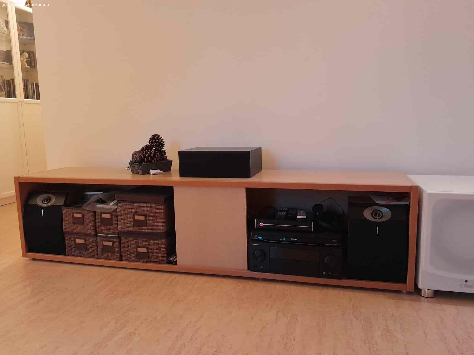 Arbeitszimmer/Büromöbel Baukastenprinzip Buche/Ahorn. Wir verschenken die hier abgebildeten Möbel der Marke Brinkmann, Baukasten-System „Box“ in Buche/Ahorn, sehr stabile Ausführung, guter Zustand, kaum Gebrauchsspuren.

Alle Teile sind einzeln und können untereinander beliebig kombiniert werden. Die Breite beträgt immer 48 cm und die Tiefe 44 cm , die Höhen sind wie unten angegeben unterschiedlich. Die Füße erhöhen die Gesamthöhe um 1,8 bis 2,8 cm.

Höhe 71 cm
5 Stück (3 x mit geschlossener Tür, 1 x Vitrinenschrank mit durchsichtigem Glas und Glasböden, 1 Schrank mit 5 Schubladen)

Höhe 106 cm
5 Stück (Vitrine mit Milchglas, 2 x mit geschlossener Tür, 2 offene mit Regalböden)

Höhe 141 cm
1 x offen mit Regalböden

Höhe 211 cm
1 x offen mit Regalböden, hatten wir zur Phonobank umfunktioniert, darum befindet sich in der Rückwand ein Loch als Kabeldurchlass (siehe linker Schrank auf dem letzten Foto)

Nur an Selbstabholer abzugeben, Abholungsort 21037 Hamburg-Fünfhausen (Bezirk Bergedorf). Man kann die Schränke komplett auseinanderbauen, würden wir aber nicht empfehlen. Weitere Fotos gern auf Anfrage. Wir haben leider nur wenige Fotos vor dem Ausräumen gemacht. Bei Fragen gerne melden.