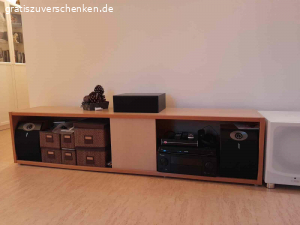 Arbeitszimmer/Büromöbel Baukastenprinzip Buche/Ahorn. Wir verschenken die hier abgebildeten Möbel der Marke Brinkmann, Baukasten-System „Box“ in Buche/Ahorn, sehr stabile Ausführung, guter Zustand, kaum Gebrauchsspuren.

Alle Teile sind einzeln und können untereinander beliebig kombiniert werden. Die Breite beträgt immer 48 cm und die Tiefe 44 cm , die Höhen sind wie unten angegeben unterschiedlich. Die Füße erhöhen die Gesamthöhe um 1,8 bis 2,8 cm.

Höhe 71 cm
5 Stück (3 x mit geschlossener Tür, 1 x Vitrinenschrank mit durchsichtigem Glas und Glasböden, 1 Schrank mit 5 Schubladen)

Höhe 106 cm
5 Stück (Vitrine mit Milchglas, 2 x mit geschlossener Tür, 2 offene mit Regalböden)

Höhe 141 cm
1 x offen mit Regalböden

Höhe 211 cm
1 x offen mit Regalböden, hatten wir zur Phonobank umfunktioniert, darum befindet sich in der Rückwand ein Loch als Kabeldurchlass (siehe linker Schrank auf dem letzten Foto)

Nur an Selbstabholer abzugeben, Abholungsort 21037 Hamburg-Fünfhausen (Bezirk Bergedorf). Man kann die Schränke komplett auseinanderbauen, würden wir aber nicht empfehlen. Weitere Fotos gern auf Anfrage. Wir haben leider nur wenige Fotos vor dem Ausräumen gemacht. Bei Fragen gerne melden.