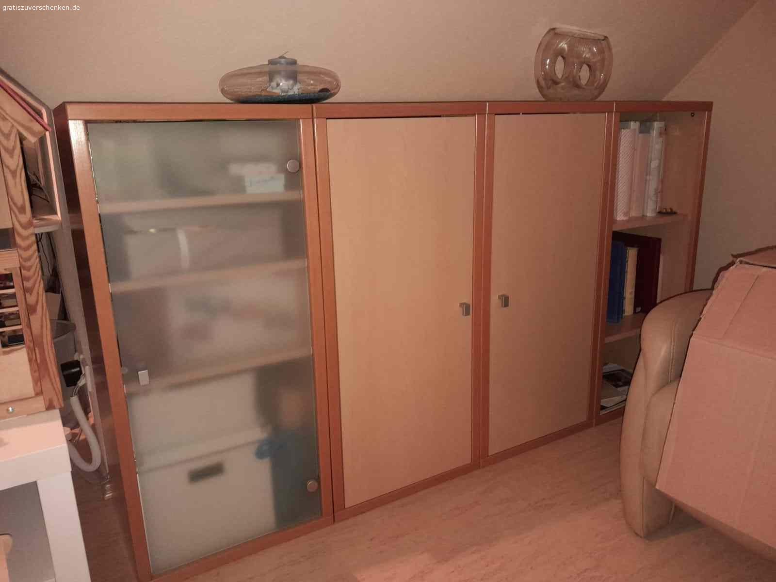 Arbeitszimmer/Büromöbel Baukastenprinzip Buche/Ahorn. Wir verschenken die hier abgebildeten Möbel der Marke Brinkmann, Baukasten-System „Box“ in Buche/Ahorn, sehr stabile Ausführung, guter Zustand, kaum Gebrauchsspuren.

Alle Teile sind einzeln und können untereinander beliebig kombiniert werden. Die Breite beträgt immer 48 cm und die Tiefe 44 cm , die Höhen sind wie unten angegeben unterschiedlich. Die Füße erhöhen die Gesamthöhe um 1,8 bis 2,8 cm.

Höhe 71 cm
5 Stück (3 x mit geschlossener Tür, 1 x Vitrinenschrank mit durchsichtigem Glas und Glasböden, 1 Schrank mit 5 Schubladen)

Höhe 106 cm
5 Stück (Vitrine mit Milchglas, 2 x mit geschlossener Tür, 2 offene mit Regalböden)

Höhe 141 cm
1 x offen mit Regalböden

Höhe 211 cm
1 x offen mit Regalböden, hatten wir zur Phonobank umfunktioniert, darum befindet sich in der Rückwand ein Loch als Kabeldurchlass (siehe linker Schrank auf dem letzten Foto)

Nur an Selbstabholer abzugeben, Abholungsort 21037 Hamburg-Fünfhausen (Bezirk Bergedorf). Man kann die Schränke komplett auseinanderbauen, würden wir aber nicht empfehlen. Weitere Fotos gern auf Anfrage. Wir haben leider nur wenige Fotos vor dem Ausräumen gemacht. Bei Fragen gerne melden.