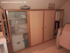 Arbeitszimmer/Büromöbel Baukastenprinzip Buche/Ahorn. Wir verschenken die hier abgebildeten Möbel der Marke Brinkmann, Baukasten-System „Box“ in Buche/Ahorn, sehr stabile Ausführung, guter Zustand, kaum Gebrauchsspuren.

Alle Teile sind einzeln und können untereinander beliebig kombiniert werden. Die Breite beträgt immer 48 cm und die Tiefe 44 cm , die Höhen sind wie unten angegeben unterschiedlich. Die Füße erhöhen die Gesamthöhe um 1,8 bis 2,8 cm.

Höhe 71 cm
5 Stück (3 x mit geschlossener Tür, 1 x Vitrinenschrank mit durchsichtigem Glas und Glasböden, 1 Schrank mit 5 Schubladen)

Höhe 106 cm
5 Stück (Vitrine mit Milchglas, 2 x mit geschlossener Tür, 2 offene mit Regalböden)

Höhe 141 cm
1 x offen mit Regalböden

Höhe 211 cm
1 x offen mit Regalböden, hatten wir zur Phonobank umfunktioniert, darum befindet sich in der Rückwand ein Loch als Kabeldurchlass (siehe linker Schrank auf dem letzten Foto)

Nur an Selbstabholer abzugeben, Abholungsort 21037 Hamburg-Fünfhausen (Bezirk Bergedorf). Man kann die Schränke komplett auseinanderbauen, würden wir aber nicht empfehlen. Weitere Fotos gern auf Anfrage. Wir haben leider nur wenige Fotos vor dem Ausräumen gemacht. Bei Fragen gerne melden.