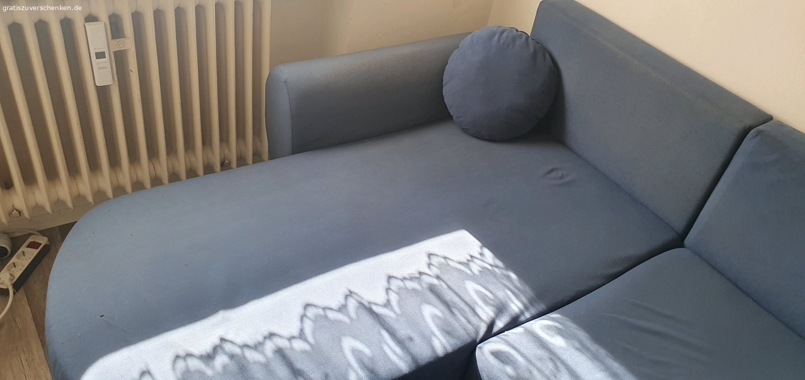 Ausziehbare Couch mit Bettkasten. Wegen eines Umzugs verschenken wir unsere ausziehbare Couch mit Bettkasten - Maße 235x150 (siehe Bilder)
Nur Abholung