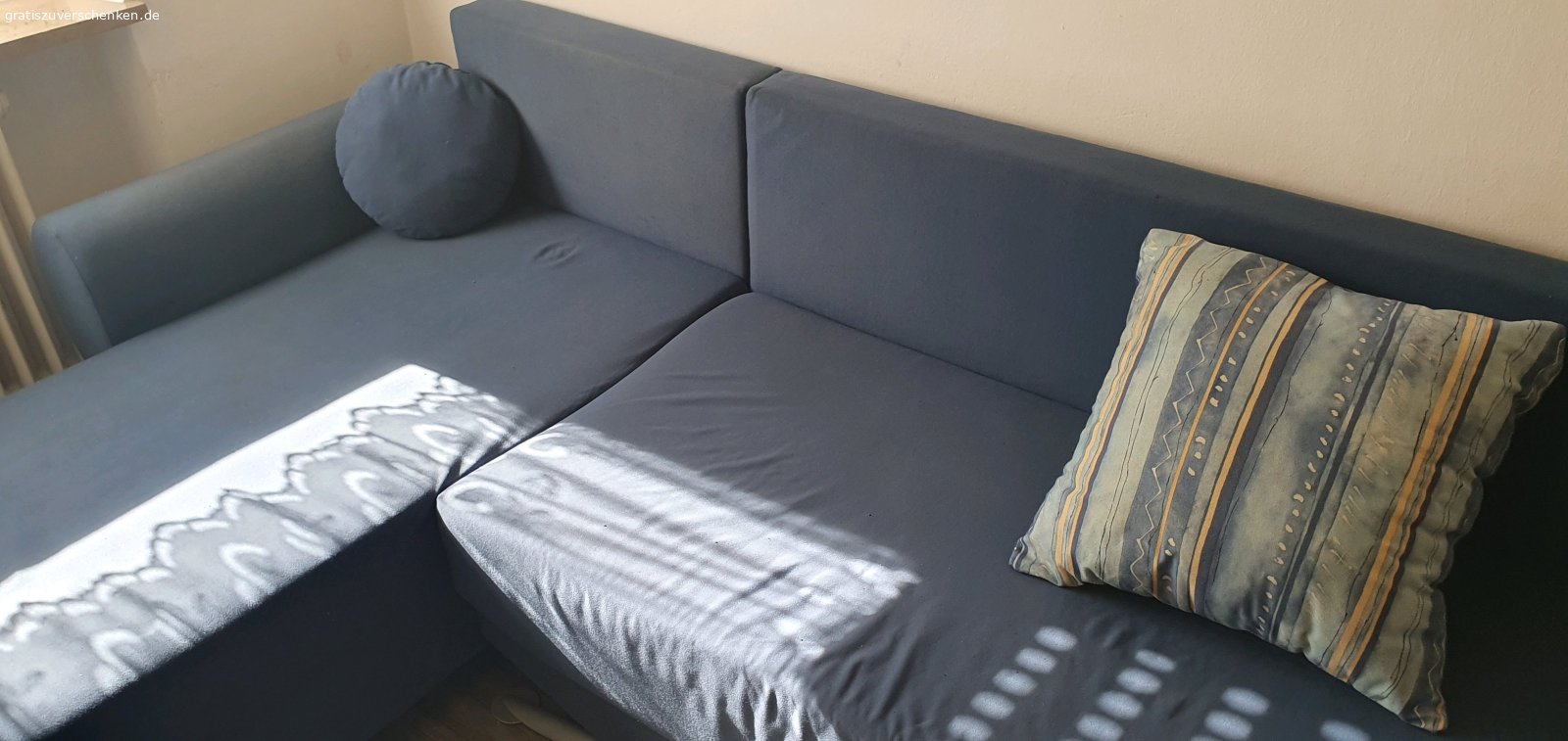 Ausziehbare Couch mit Bettkasten. Wegen eines Umzugs verschenken wir unsere ausziehbare Couch mit Bettkasten - Maße 235x150 (siehe Bilder)
Nur Abholung