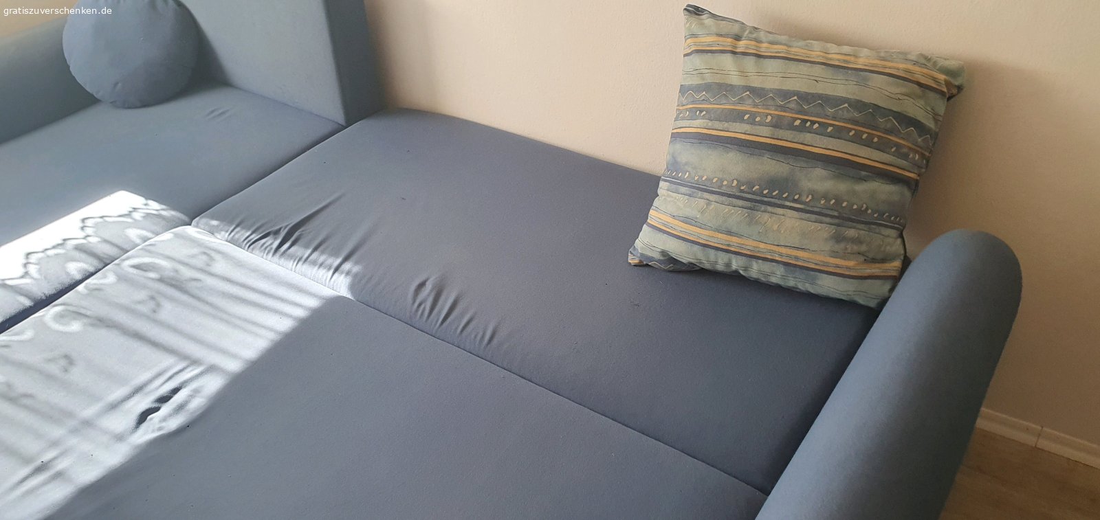 Ausziehbare Couch mit Bettkasten. Wegen eines Umzugs verschenken wir unsere ausziehbare Couch mit Bettkasten - Maße 235x150 (siehe Bilder)
Nur Abholung