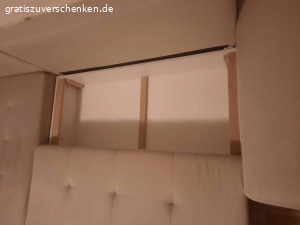 Ausziehbare Eckcouch. Ausziehbare Eckcouch in gutem Zustand zu verschenken. 
Maße: ca. 2,80m breit und 1, 85m tief.