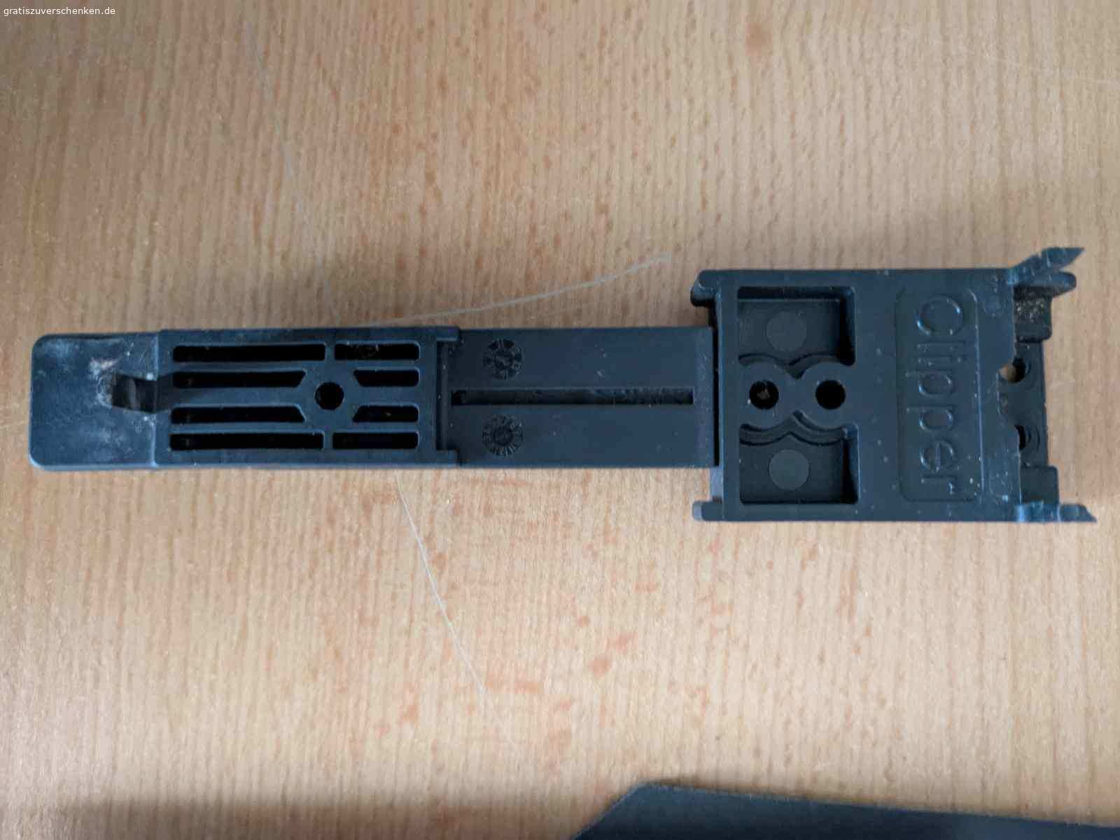 Befestigungsmaterial für Terrassendielen. Befestigungsmaterial für Terrassendielen zu verschenken.
Ausreichend für ca. 80 qm. Inclusive Edelstahlschrauben.