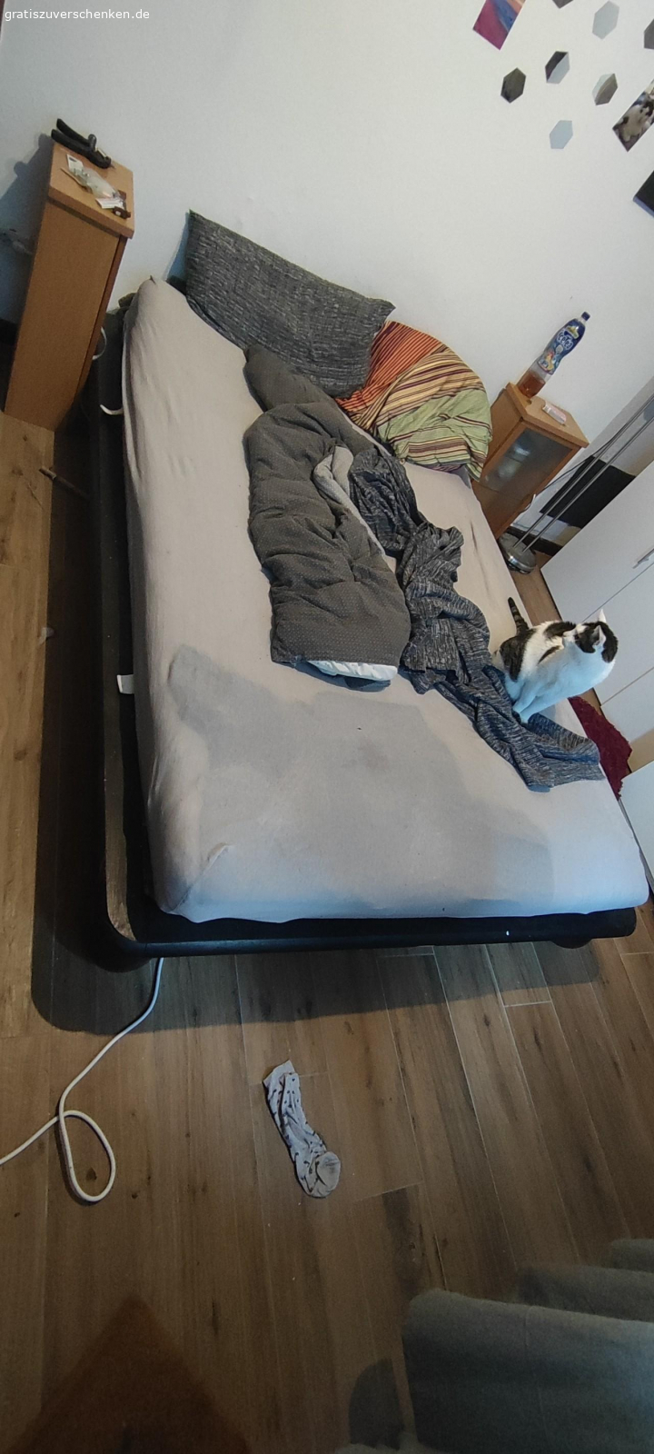 Bett mit Matratze 140×200. verschenke Bett mit Matratze massiv Holz