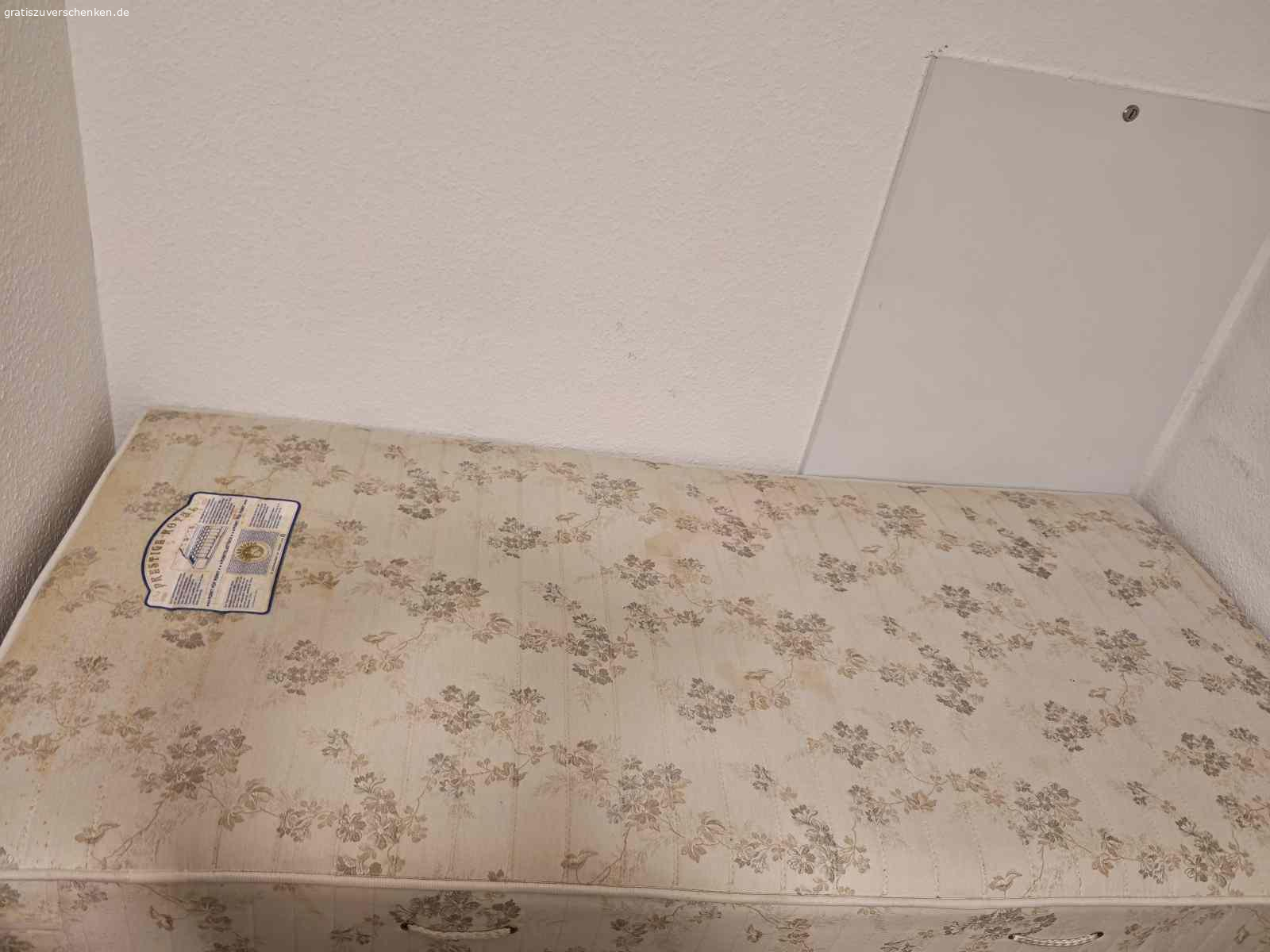 Bett mit zwei Matratzen. Farbe: Weiß / Holzrahmen
Zustand: gebraucht, aber in gutem Zustand
Details: inklusive zwei Matratzen, stabil und sofort nutzbar