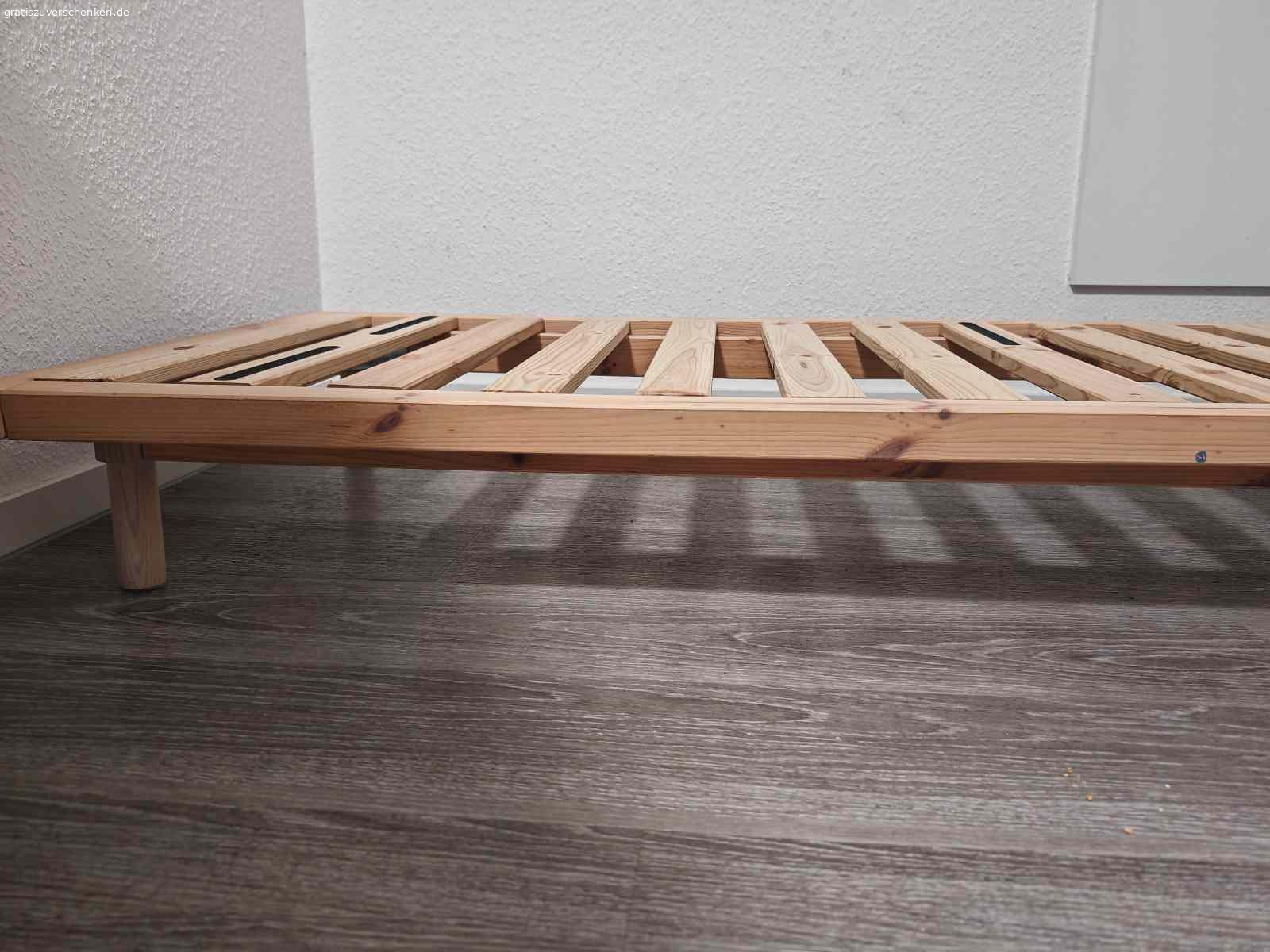 Bett mit zwei Matratzen. Farbe: Weiß / Holzrahmen
Zustand: gebraucht, aber in gutem Zustand
Details: inklusive zwei Matratzen, stabil und sofort nutzbar