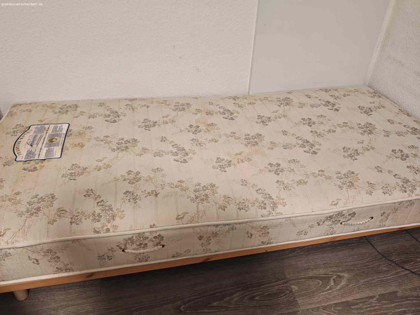 Bett mit zwei Matratzen. Farbe: Weiß / Holzrahmen
Zustand: gebraucht, aber in gutem Zustand
Details: inklusive zwei Matratzen, stabil und sofort nutzbar