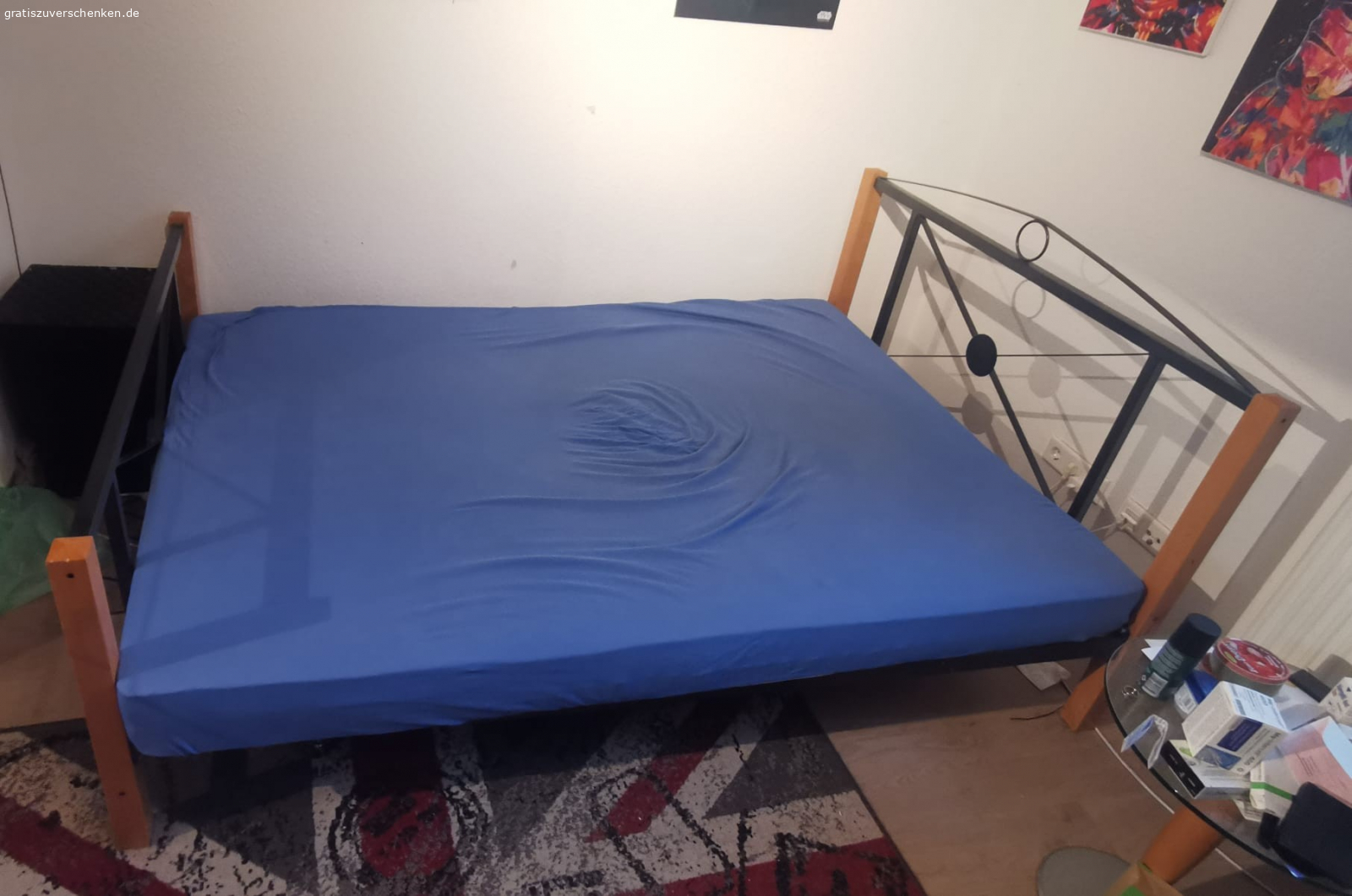 Bett. Verschenke ein 1,40 x 2,00 m Bett ohne Matratze. Am Lattenrost müssen 2 Latten ersetzt werden.