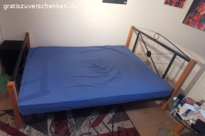 Bett. Verschenke ein 1,40 x 2,00 m Bett ohne Matratze. Am Lattenrost müssen 2 Latten ersetzt werden.