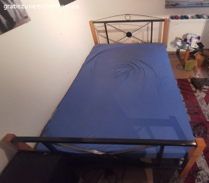 Bett. Verschenke ein 1,40 x 2,00 m Bett ohne Matratze. Am Lattenrost müssen 2 Latten ersetzt werden.