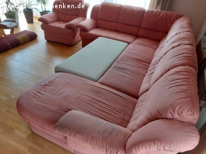 Bettsofa Garnitur. Wir sind eben umgezogen und der Bettsofa Garnitur passt nicht in unser neuen Wohnzimmer.  Ein Teil habe ich schon entsorgt (die Rechte Teil im Bild) da er nicht mehr in Ordnung war. Die Kompletten Garnitur ist aber noch vollkommen in Ordnung.  Die Bettsofa Maße im Winkelformat sind: 2060 X 2020 X 940 Breit und 940 Hoch. Die Sessel Maße sind: 960 X 940 X 940 Hoch
