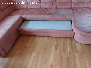 Bettsofa Garnitur. Wir sind eben umgezogen und der Bettsofa Garnitur passt nicht in unser neuen Wohnzimmer.  Ein Teil habe ich schon entsorgt (die Rechte Teil im Bild) da er nicht mehr in Ordnung war. Die Kompletten Garnitur ist aber noch vollkommen in Ordnung.  Die Bettsofa Maße im Winkelformat sind: 2060 X 2020 X 940 Breit und 940 Hoch. Die Sessel Maße sind: 960 X 940 X 940 Hoch