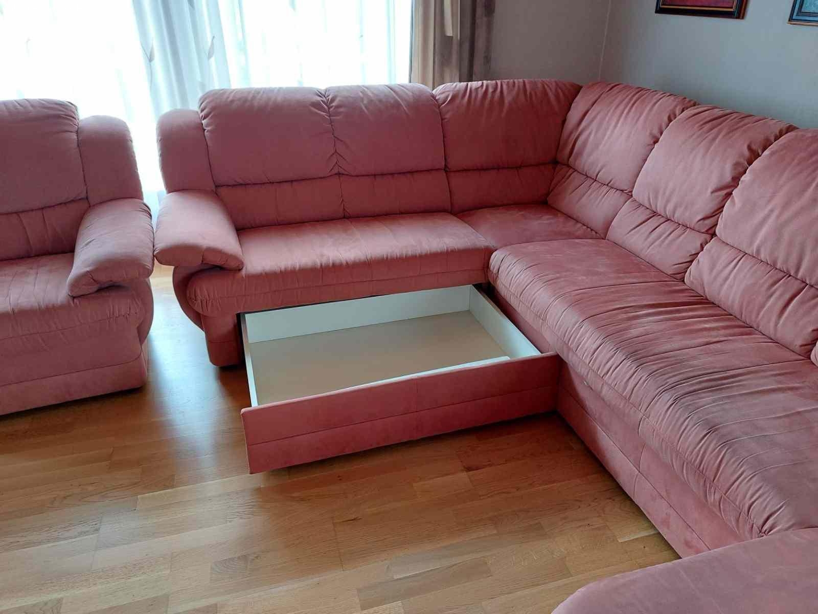Bettsofa Garnitur. Wir sind eben umgezogen und der Bettsofa Garnitur passt nicht in unser neuen Wohnzimmer.  Ein Teil habe ich schon entsorgt (die Rechte Teil im Bild) da er nicht mehr in Ordnung war. Die Kompletten Garnitur ist aber noch vollkommen in Ordnung.  Die Bettsofa Maße im Winkelformat sind: 2060 X 2020 X 940 Breit und 940 Hoch. Die Sessel Maße sind: 960 X 940 X 940 Hoch