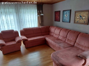 Bettsofa Garnitur. Wir sind eben umgezogen und der Bettsofa Garnitur passt nicht in unser neuen Wohnzimmer.  Ein Teil habe ich schon entsorgt (die Rechte Teil im Bild) da er nicht mehr in Ordnung war. Die Kompletten Garnitur ist aber noch vollkommen in Ordnung.  Die Bettsofa Maße im Winkelformat sind: 2060 X 2020 X 940 Breit und 940 Hoch. Die Sessel Maße sind: 960 X 940 X 940 Hoch